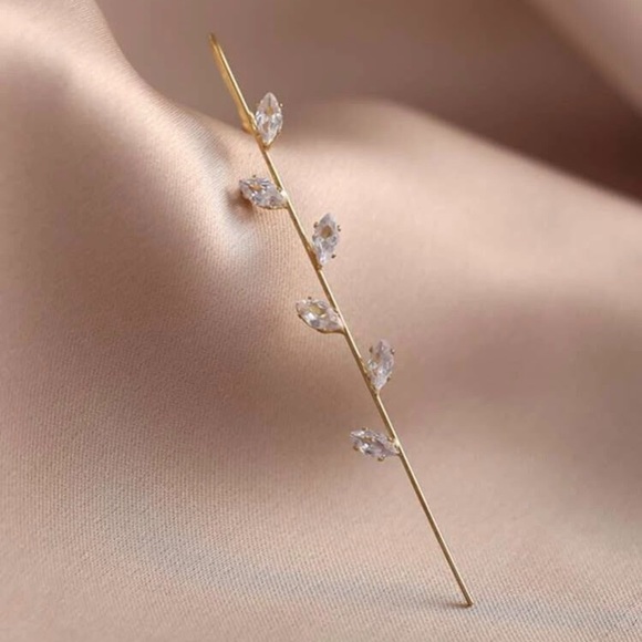 🔵𝟲𝟱%𝗢𝗙𝗙 𝗯𝘂𝗻𝗱𝗹𝗲𝘀 𝟯+🔵 NEW CZ Delicate Floral Ear Hook Crawler Earring - Picture 14 of 17